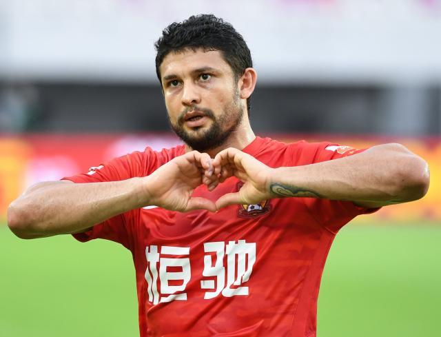 世界杯下注-戴着帽子再进国足名单 艾神：要为国家队进更多球